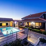 Enna With Heated Pool, Zadar * Crno