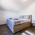 Enna With Heated Pool, Zadar * Crno