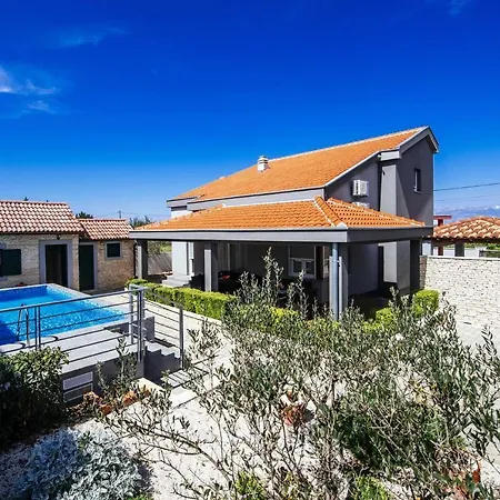 Enna With Heated Pool, Zadar Willa Crno