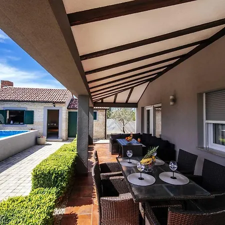 Enna With Heated Pool, Zadar *