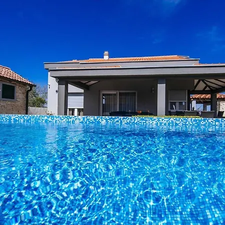 Enna With Heated Pool, Zadar Villa