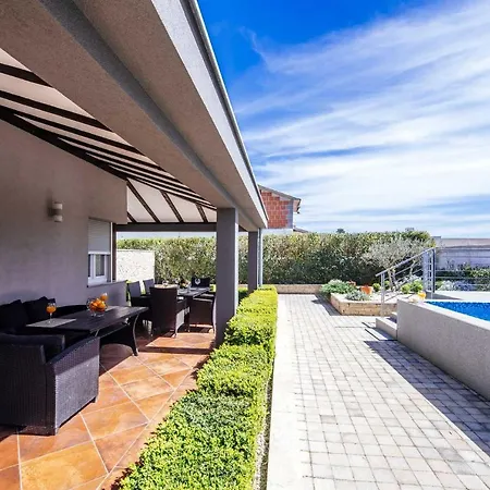 Vila Enna With Heated Pool, Zadar *