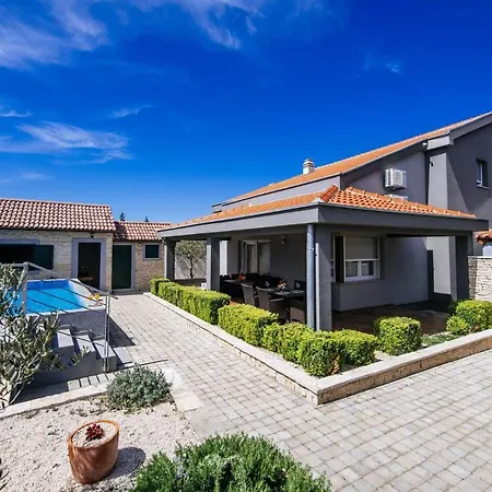 Enna With Heated Pool, Zadar Villa *