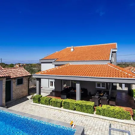 Enna With Heated Pool, Zadar *