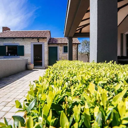 Enna With Heated Pool, Zadar *