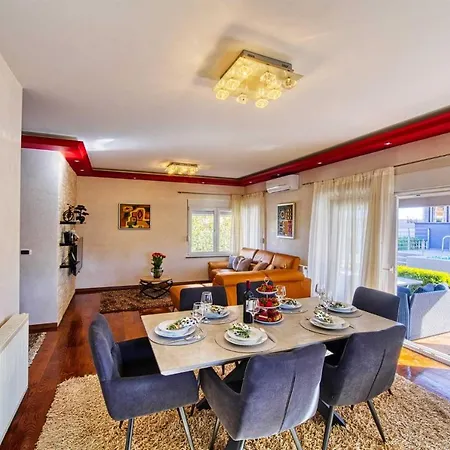 Enna With Heated Pool, Zadar Crno