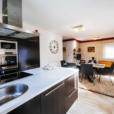 Enna With Heated Pool, Zadar *