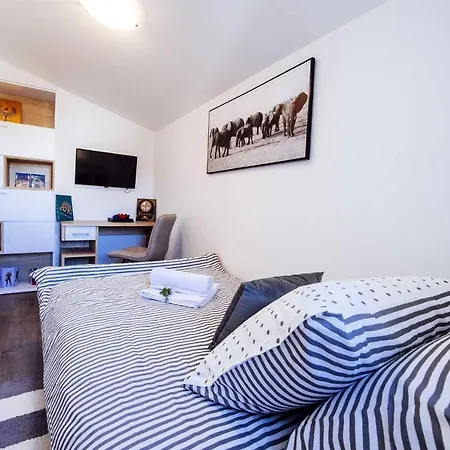 Enna With Heated Pool, Zadar Villa Crno