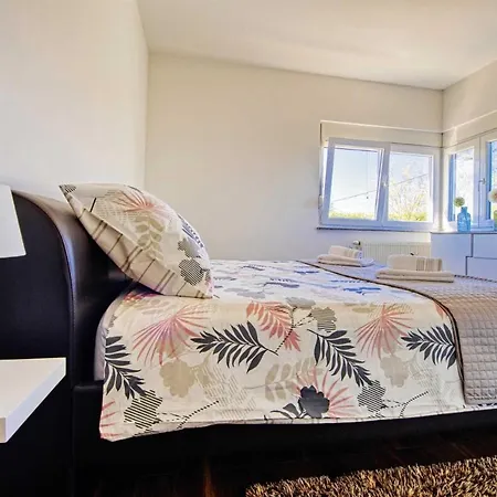 Enna With Heated Pool, Zadar * Crno