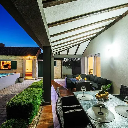 Villa Enna With Heated Pool, Zadar