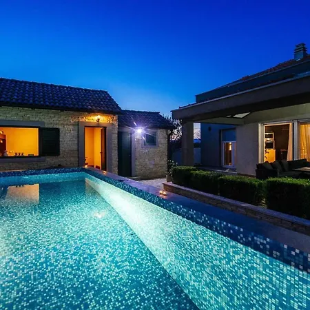 Vila Enna With Heated Pool, Zadar *
