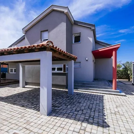 Enna With Heated Pool, Zadar Crno