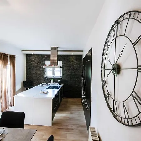 Vila Enna With Heated Pool, Zadar Crno