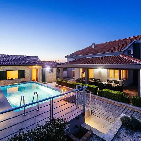 Enna With Heated Pool, Zadar * Crno