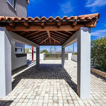 Enna With Heated Pool, Zadar Crno