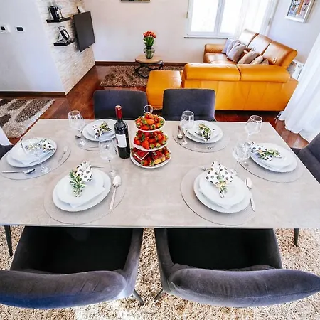 Vila Enna With Heated Pool, Zadar Crno