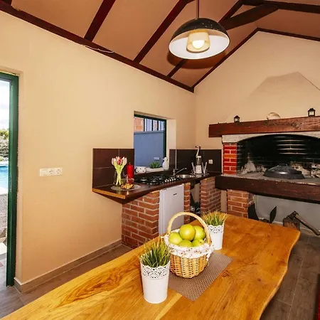 Enna With Heated Pool, Zadar * Crno