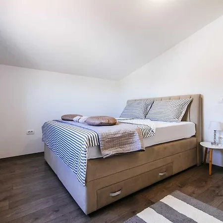 Enna With Heated Pool, Zadar * Crno