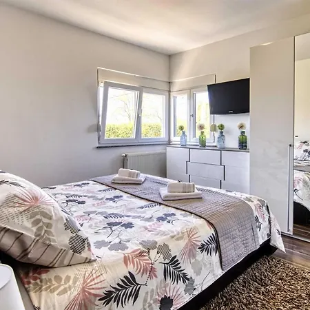 Vila Enna With Heated Pool, Zadar Crno
