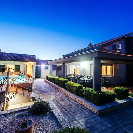 Enna With Heated Pool, Zadar Villa