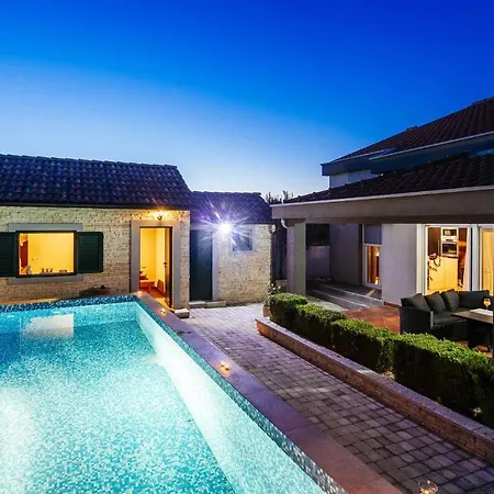 Enna With Heated Pool, Zadar Vila *