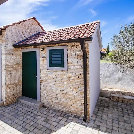 Enna With Heated Pool, Zadar Crno