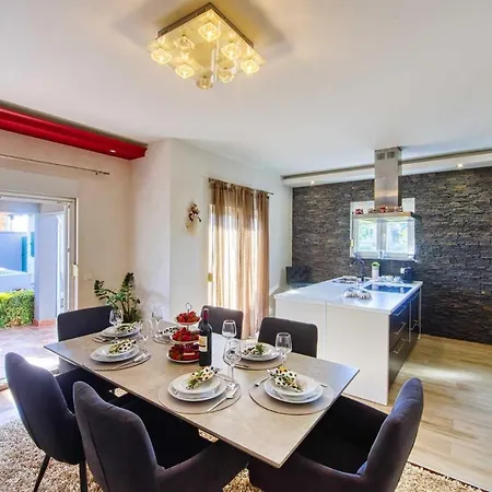 Enna With Heated Pool, Zadar Villa *