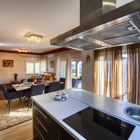 Enna With Heated Pool, Zadar * Crno