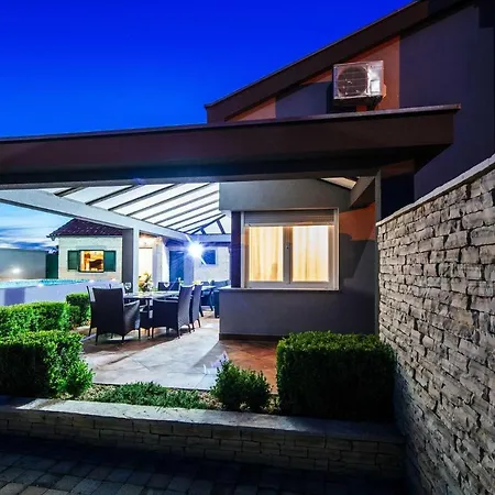 Enna With Heated Pool, Zadar *