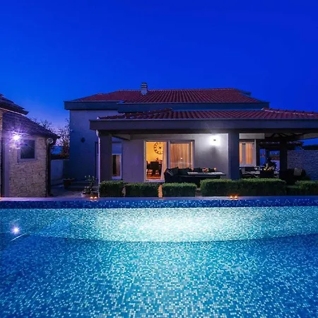Enna With Heated Pool, Zadar Vila *