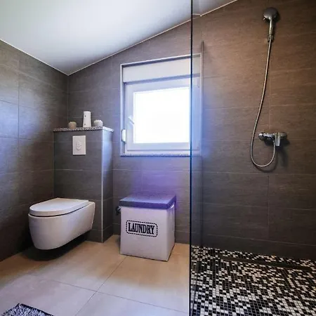 Enna With Heated Pool, Zadar *