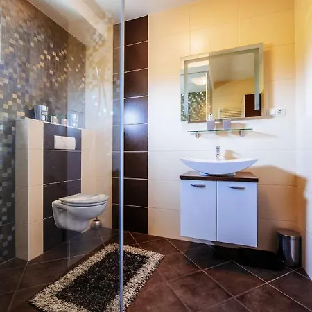 Enna With Heated Pool, Zadar * Crno