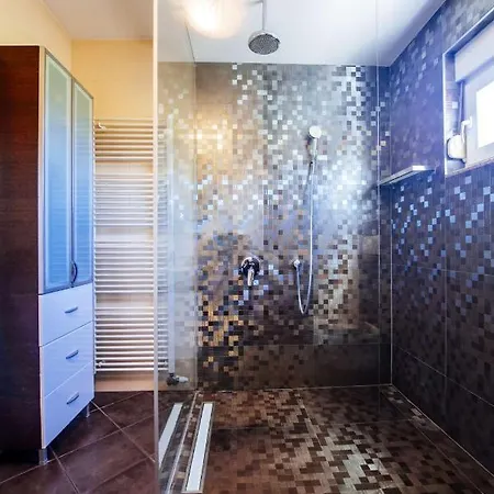 Enna With Heated Pool, Zadar *