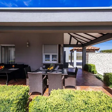 Vila Enna With Heated Pool, Zadar *