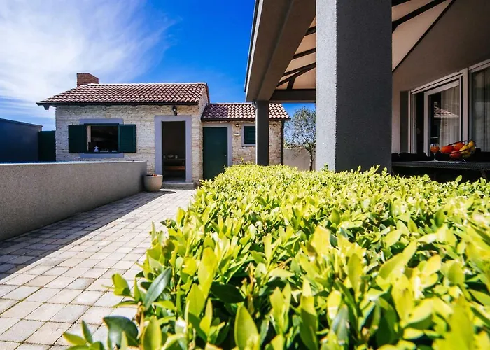 Enna With Heated Pool, Zadar *