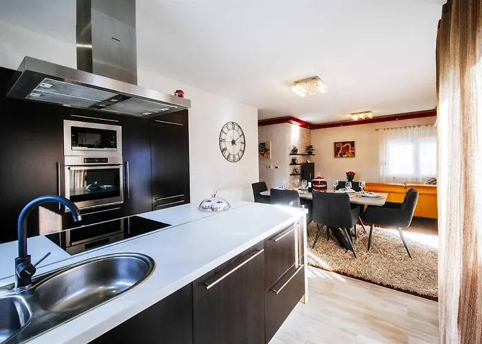 Enna With Heated Pool, Zadar *