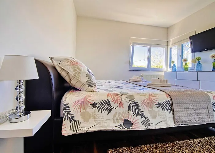 Enna With Heated Pool, Zadar * Crno