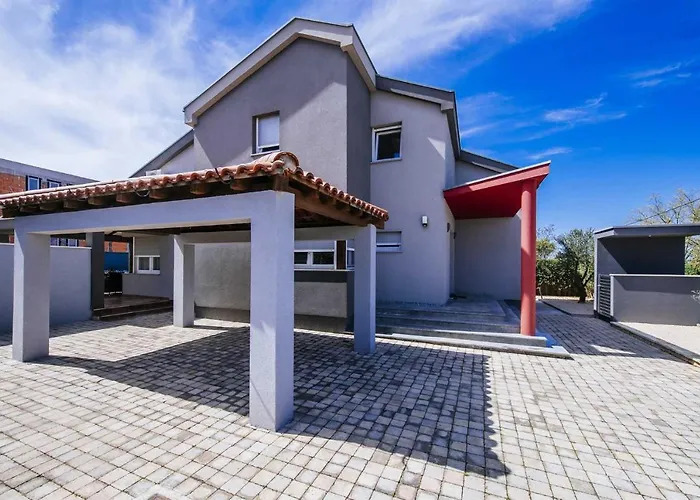 Enna With Heated Pool, Zadar Crno