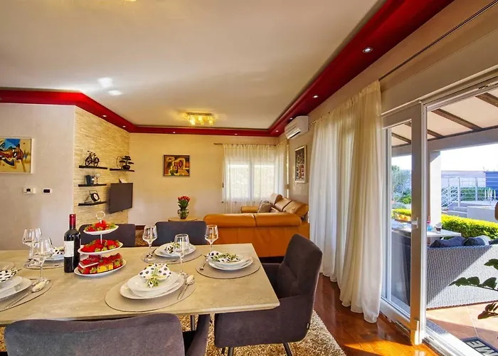 Enna With Heated Pool, Zadar