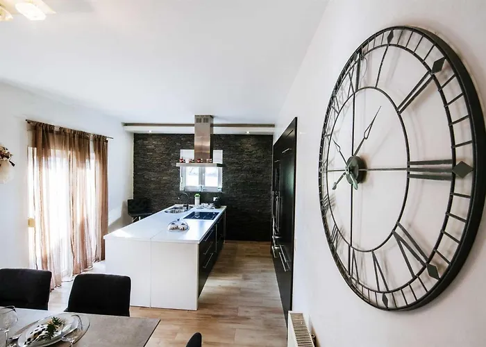 别墅 Enna With Heated Pool, Zadar Crno