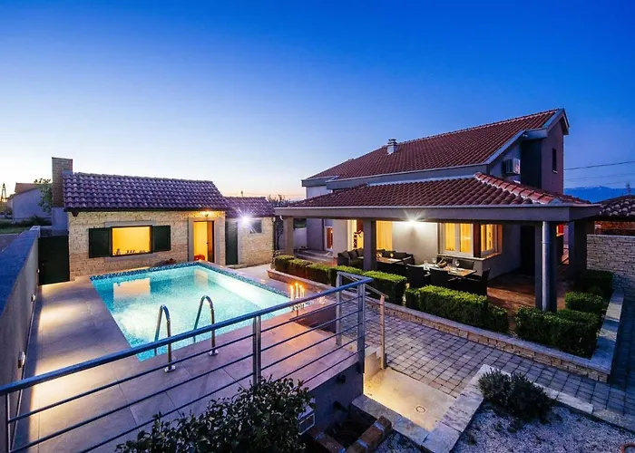 Enna With Heated Pool, Zadar * Crno