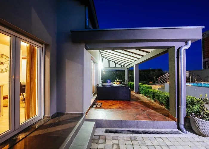 Enna With Heated Pool, Zadar Crno