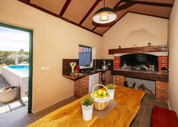 Enna With Heated Pool, Zadar * Crno