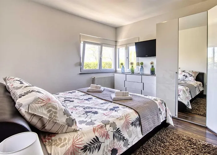 别墅 Enna With Heated Pool, Zadar Crno