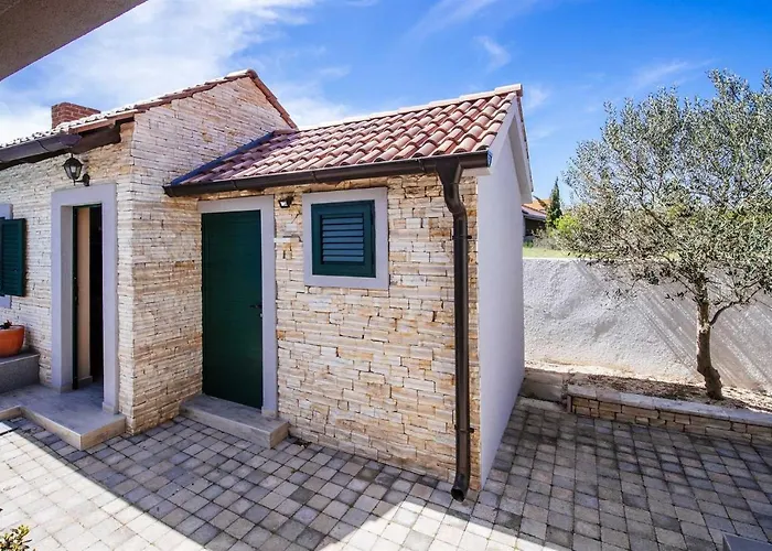 Enna With Heated Pool, Zadar Crno