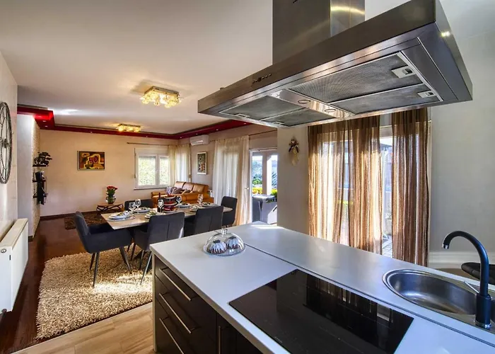 Enna With Heated Pool, Zadar * Crno