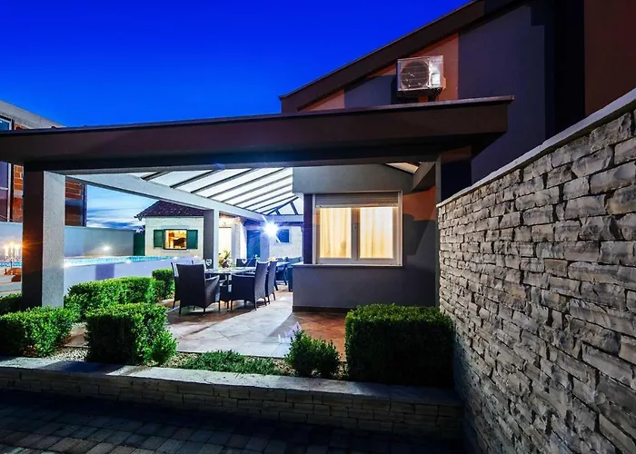 Enna With Heated Pool, Zadar *