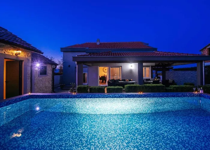 Enna With Heated Pool, Zadar 别墅 *