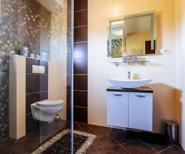 Enna With Heated Pool, Zadar * Crno