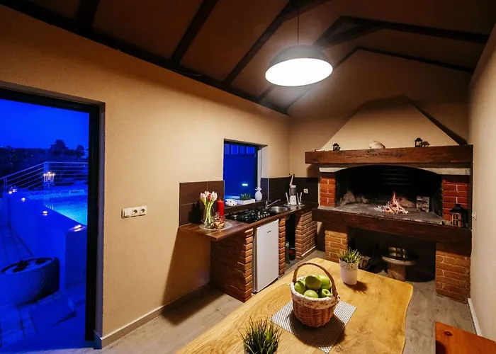 Enna With Heated Pool, Zadar